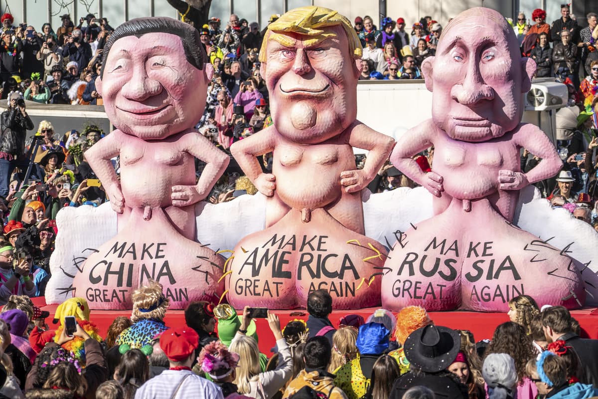 Posmech voči trom politikom počas karnevalu v Düsseldorfe. Foto: Christopher Neundorf / EPA Profimedia