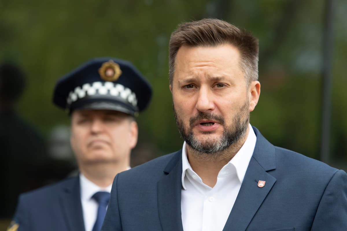 Na snímke primátor Bratislavy Matúš Vallo, v pozadí šéf mestskej polície Miroslav Antal. Foto:TASR/Pavel Neubauer