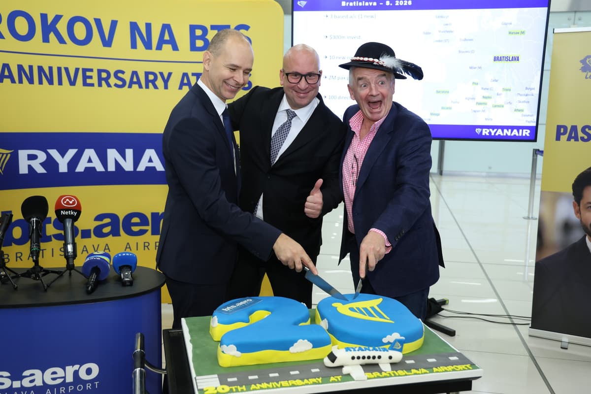 Zľava riaditeľ bratislavského letiska Dušan Novota, minister dopravy Jozef Ráž a šéf spoločnosti Ryanair Michael O‘Leary. FOTO: FB Letisko Bratislava / Airport Bratislava