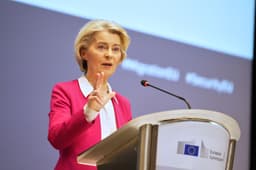 Ursula von der Leyenová na druhej konferencii Globálnej aliancie pre boj proti pašovaniu migrantov 10. decembra 2025. Foto: TASR/AP